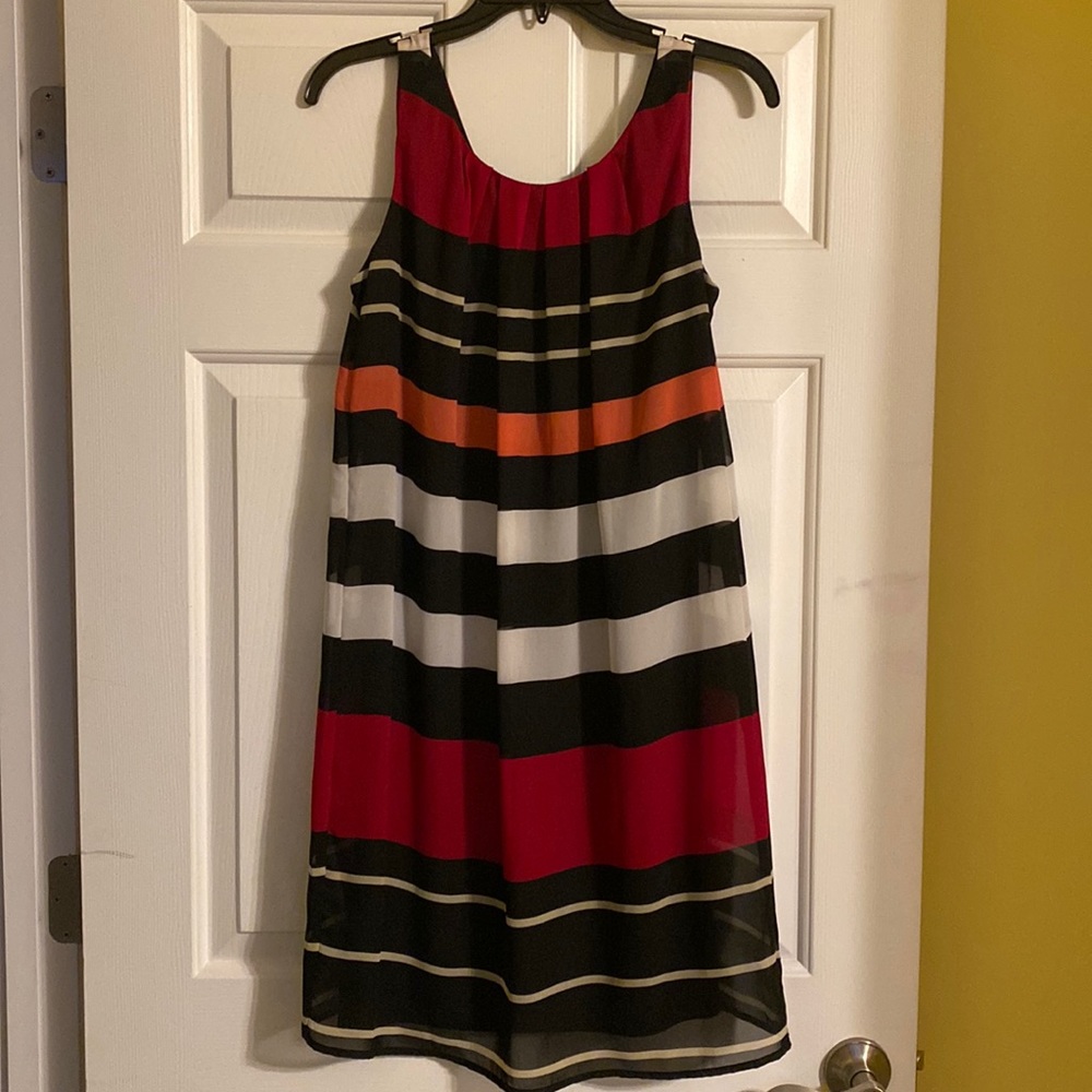 Great dress for the office or a night out!